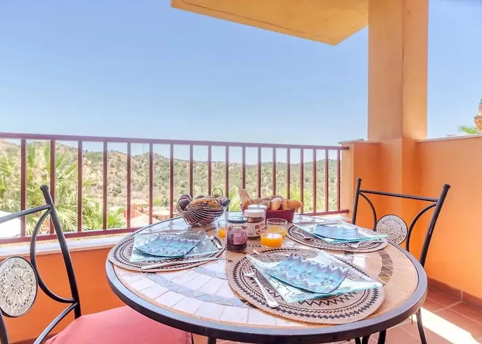 Stunning 5 Minutes From The And Golf! Apartament